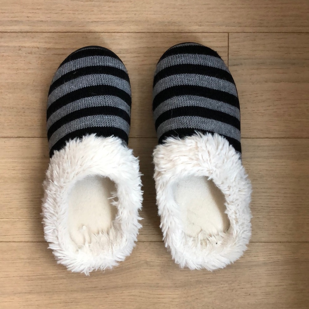 Size 6.5-7 fuzzy slippers!!!!